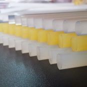 CÓ NÊN PHA TRỘN HAI LOẠI KEO NÓNG (HOT MELT ADHESIVE) VỚI NHAU KHÔNG?